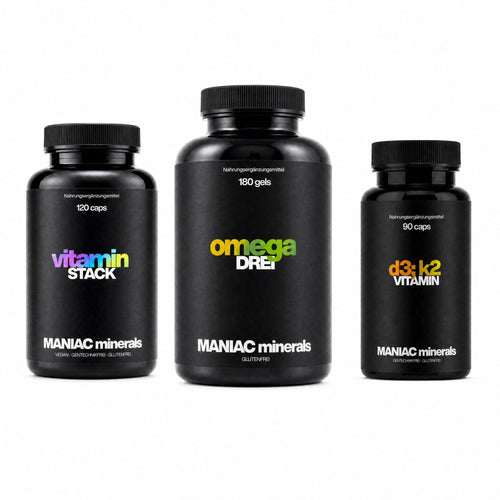 MANIAC Daily Essentials mit Vitamin Stack, Omega Drei und Vitamin D3+K2 auf weissem Hintergrund