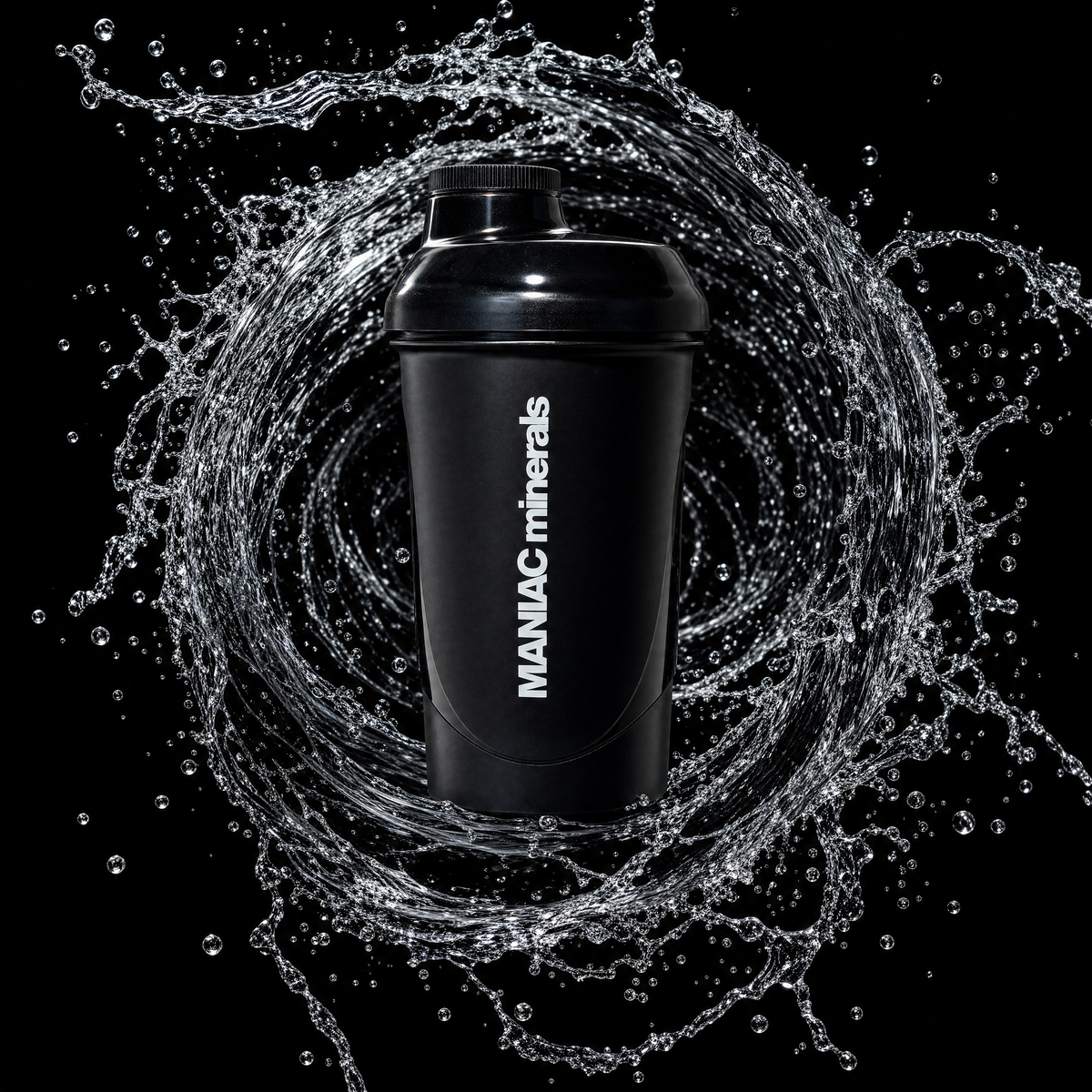 MANIAC Shaker 700 ml in Schwarz mit aufgeschraubtem Deckel, umgeben von einem Wirbel aus klarem Wasser vor schwarzem Hintergrund
