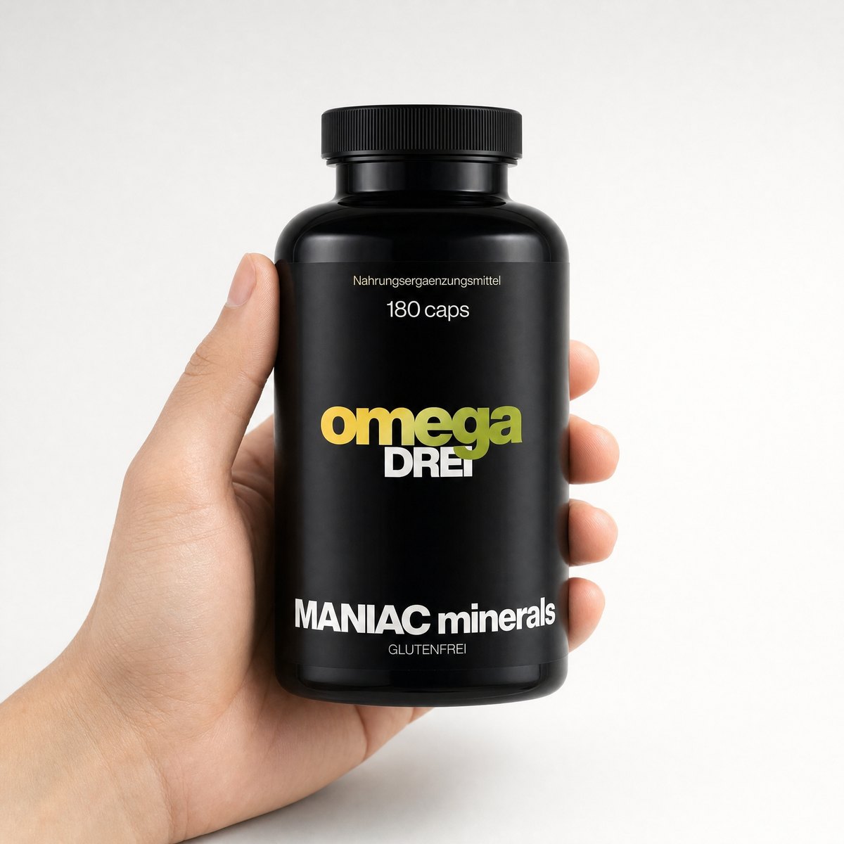 Omega Drei Dose in echter Größe in der Hand