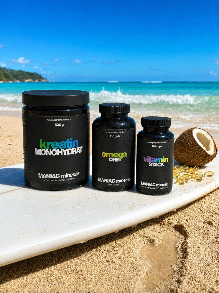 MANIAC minerals Kreatin, Omega Drei und Vitamin Stack auf einem Surfboard am Strand
