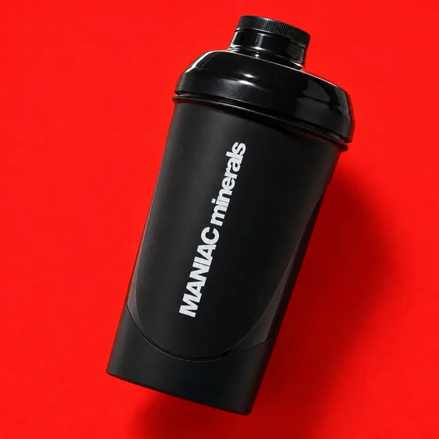 MANIAC Shaker mit schwarzem Deckel und 700 ml Fassungsvermögen