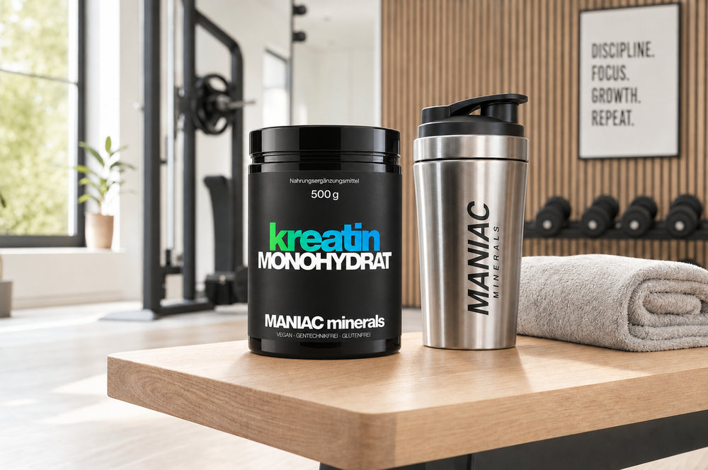 Kreatin Monohydrat im Gym mit Shaker