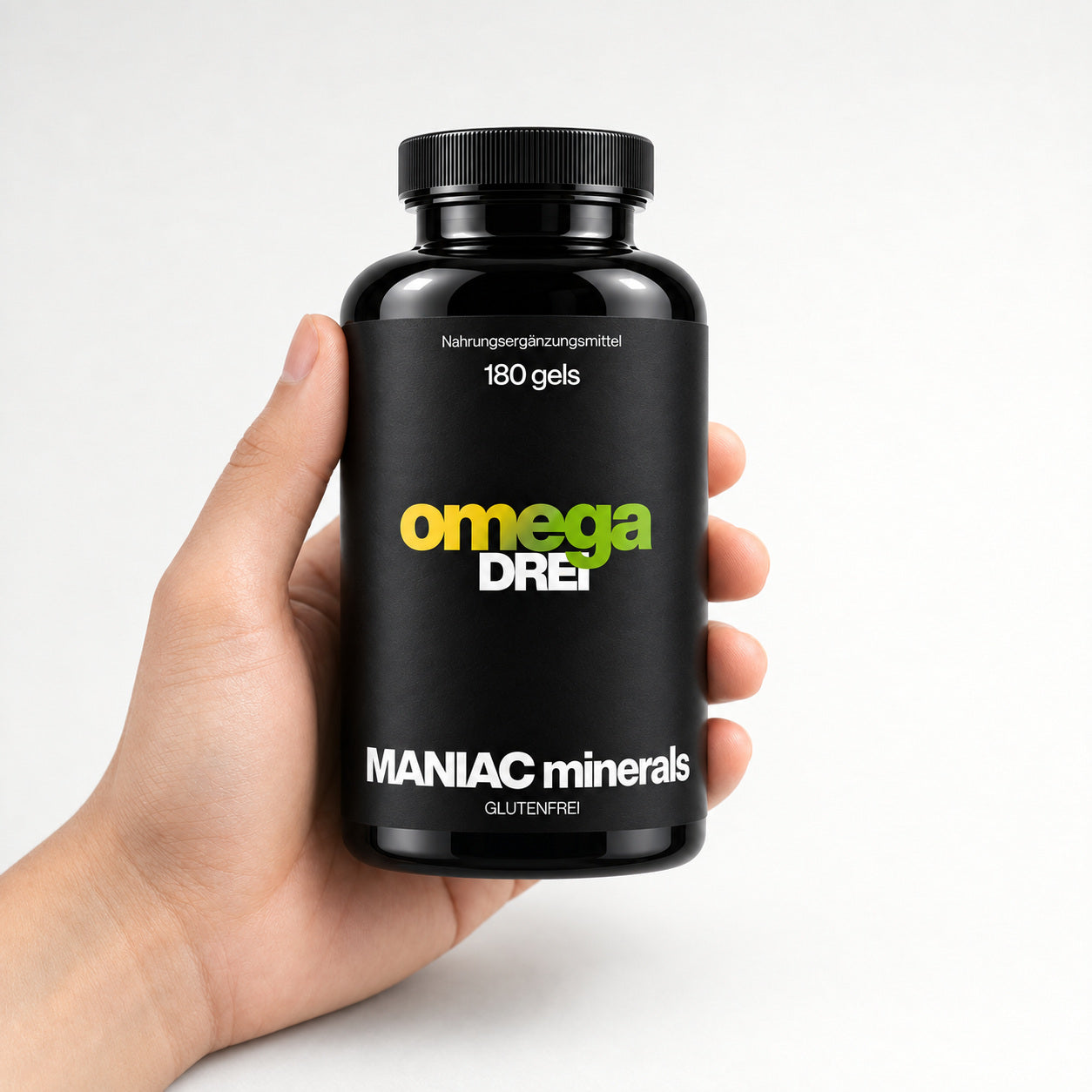 Omega Drei Dose in echter Größe in der Hand