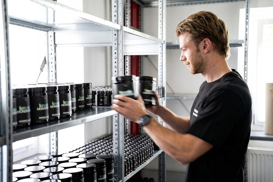 Julius und Tizian, die Gründer von MANIAC minerals, mit einer Dose im Lager