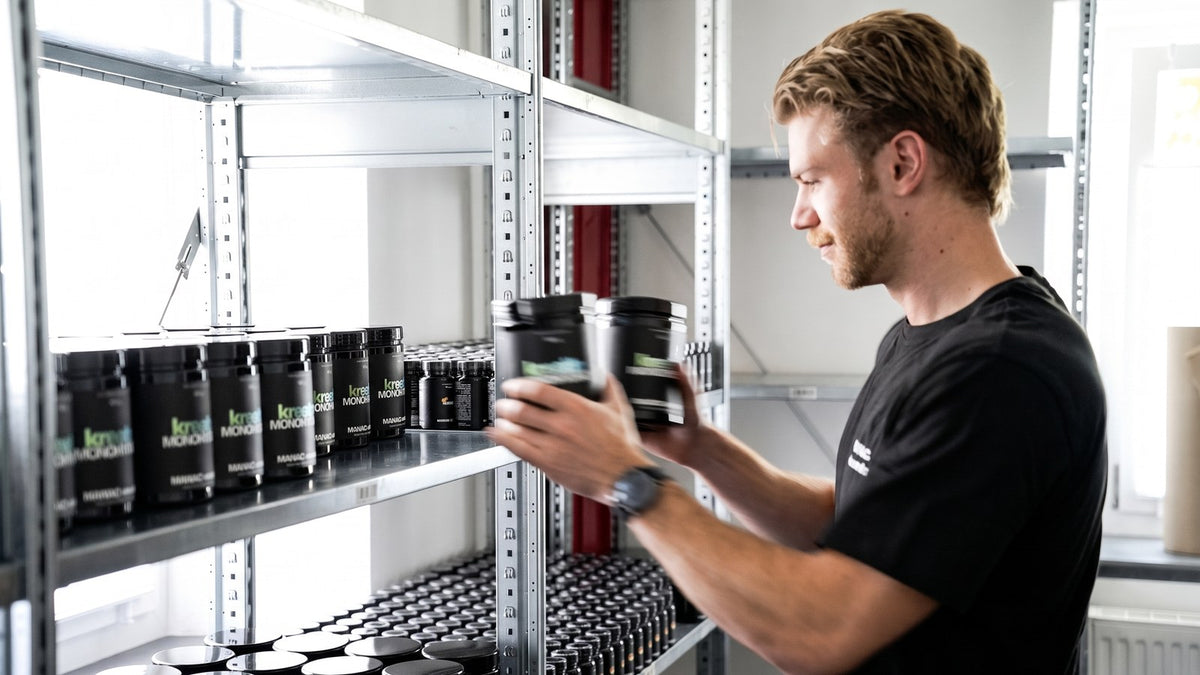 Julius und Tizian, die Gründer von MANIAC minerals, mit den Produkten