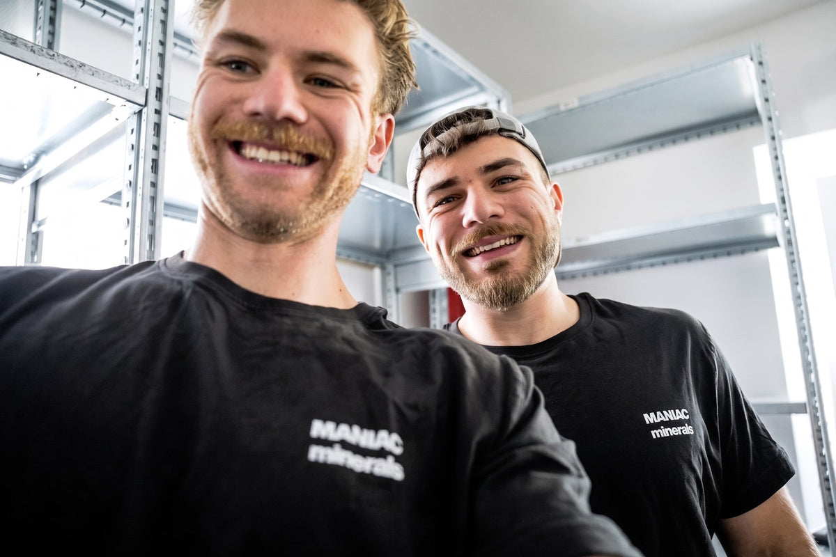 Julius und Tizian, die Gründer von MANIAC minerals, im Lager